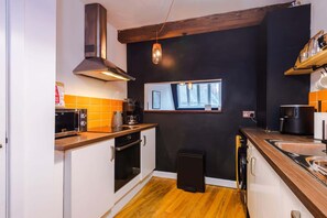 Fridge, microwave, oven, stovetop - Stylish 1BDR Duplex Loft Piccadilly (Manchester)