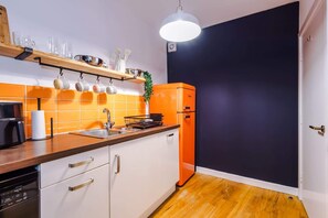 Kaffetrakter/tekoker, kjøleskap, mikrobølgeovn og ovn
