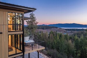 Terrace/patio - The Edge - Modern Retreat with Panoramic Views (Sandpoint)