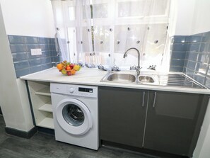 Interior - Potter's Wheel (Stoke-on-Trent)