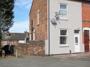 Exterior - Potter's Wheel (Stoke-on-Trent)