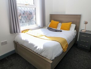 3 bedrooms, individually decorated, individually furnished, free WiFi - Potter's Wheel (Stoke-on-Trent)