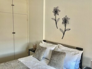 2 bedrooms, iron/ironing board, WiFi, bed sheets - Bright 2-Bed Apt with Balcony in Zone 2 London, 3min walk from MaidaVale tubestn (London)