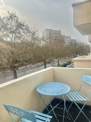 Outdoor dining - Bright 2-Bed Apt with Balcony in Zone 2 London, 3min walk from MaidaVale tubestn (London)