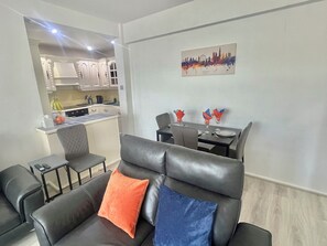 Living area - Bright 2-Bed Apt with Balcony in Zone 2 London, 3min walk from MaidaVale tubestn (London)