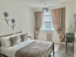 2 bedrooms, iron/ironing board, WiFi, bed sheets - Bright 2-Bed Apt with Balcony in Zone 2 London, 3min walk from MaidaVale tubestn (London)
