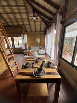 Cabin tiện nghi đơn giản, sát bãi biển | Nội thất