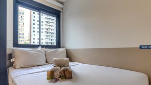 A hotel room with a bed, pillows, towels, and toiletries. - Update  (São Paulo)