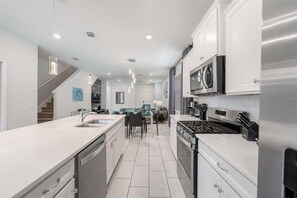 Fridge, microwave, oven, stovetop - Mins away from Theme Parks • Resort Access • Pool (Davenport)
