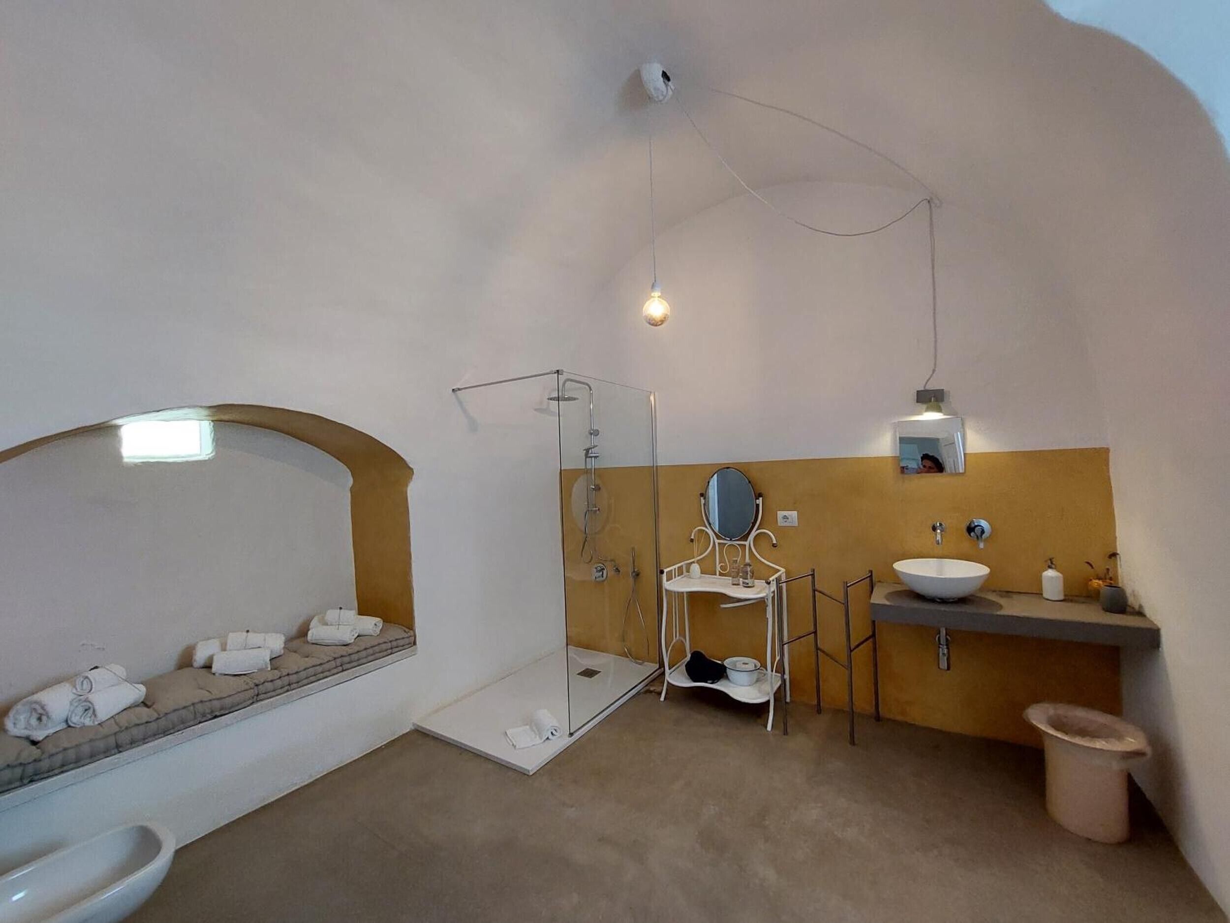 Une salle de bain équipée d’une douche, d’un lavabo, d’un miroir et de toilettes.