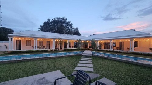 Luxury 8 bedroom plantation villa with pickleball court 1 km from Victoria Falls