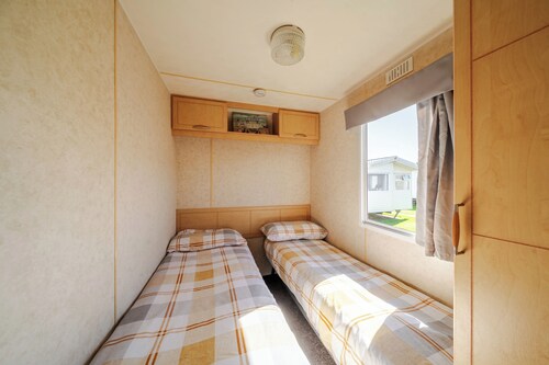 Cayton Bay Caravan for 6, Pet Friendly & Parking