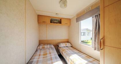 Cayton Bay Caravan for 6, Pet Friendly & Parking