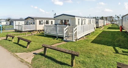 Cayton Bay Caravan for 6, Pet Friendly & Parking