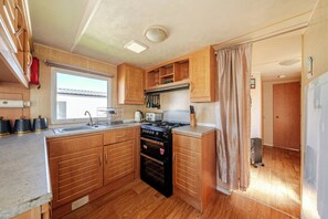 Private kitchen - Cayton Bay Caravan for 6, Pet Friendly & Parking (Scarborough)