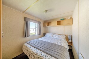 3 bedrooms, iron/ironing board, free WiFi, bed sheets - Cayton Bay Caravan for 6, Pet Friendly & Parking (Scarborough)