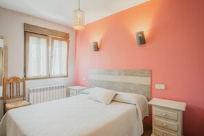 4 habitaciones, tabla de planchar con plancha, wifi y ropa de cama 