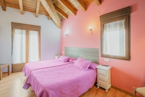 4 bedrooms, iron/ironing board, WiFi, bed sheets