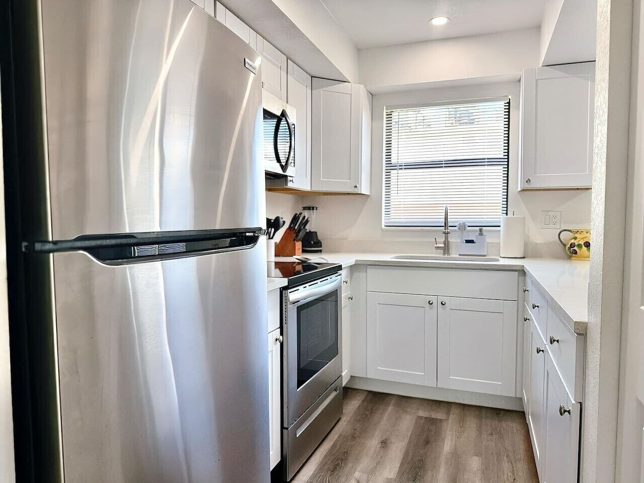 Coffee/tea maker, fridge, microwave, oven