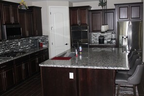 Private kitchen - Spacious 5-bedroom house in charming Glendale Gated Community (Glendale)
