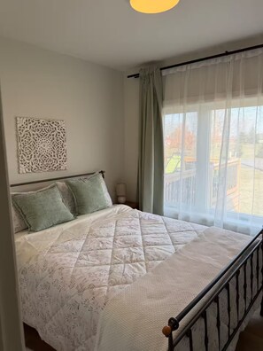 2 bedrooms, iron/ironing board, free WiFi, bed sheets - Heather Cottage Niagara On The Lake (Niagara-on-the-Lake)