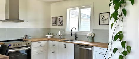 Coffee/tea maker, fridge, oven, stovetop