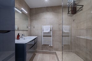 Hair dryer, towels - Panorama Cathédrale - Appt lumineux avec parking privé (Strasbourg)