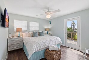 3 bedrooms, iron/ironing board, free WiFi, bed sheets - Beach Escape| Ping Pong | Hammock | Outdoor Shower (Galveston)