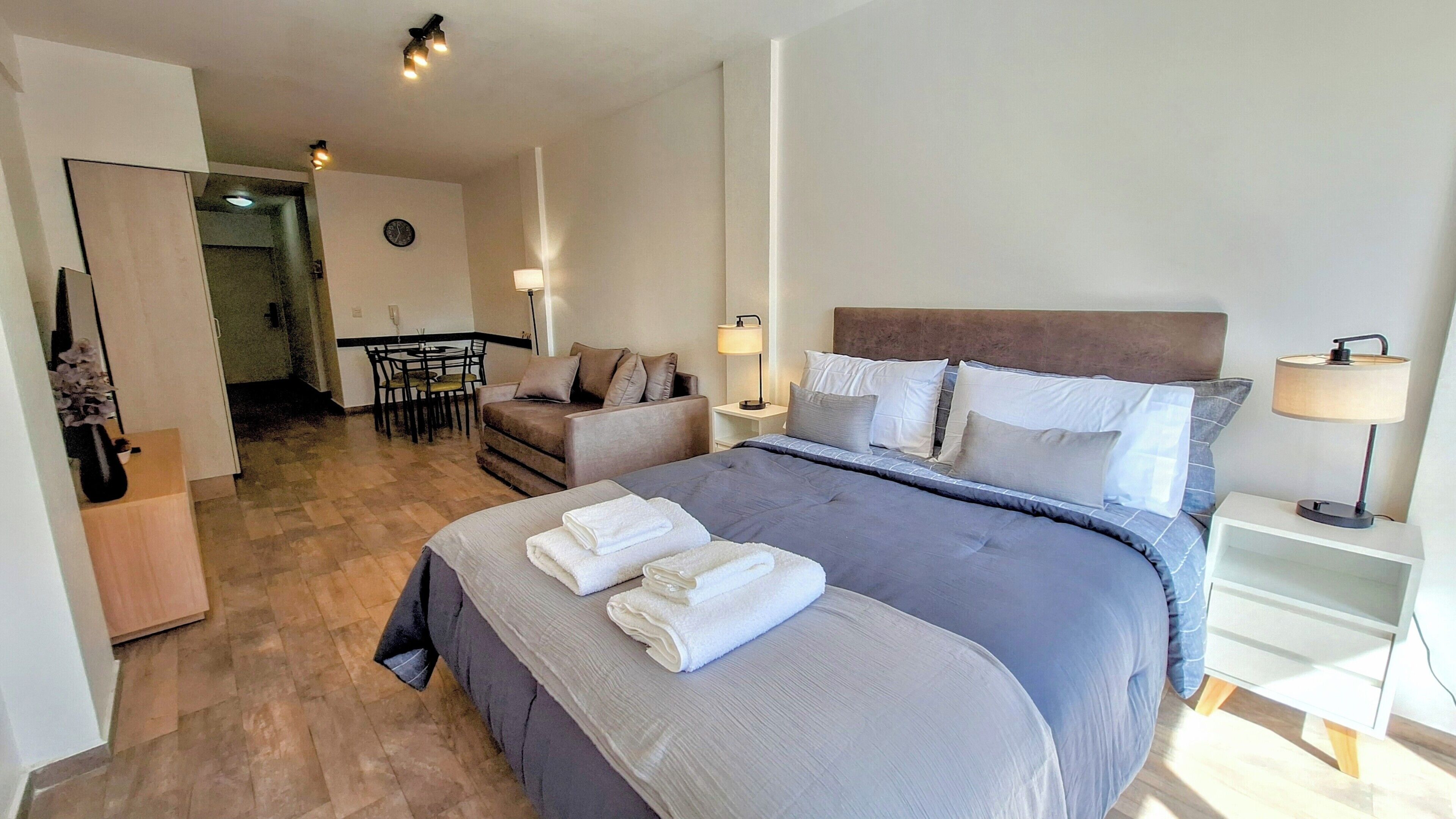 1 habitación, tabla de planchar con plancha, wifi gratis y ropa de cama 
