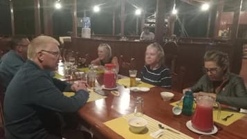 Quarto triplo, vista para o jardim | Bar (na propriedade)