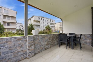 Superior-lejlighed - balkon - udsigt til have | Udendørs spisemuligheder