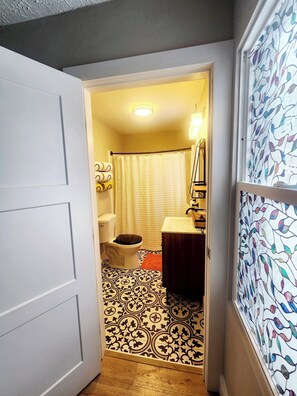 Sèche-cheveux, serviettes fournies, savon, papier toilette