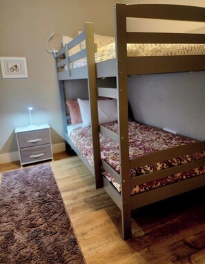 2 chambres, fer et planche à repasser, Wi-Fi, draps fournis