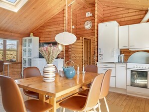 Kühlschrank, Mikrowelle, Geschirrspüler, Kochgeschirr/Geschirr/Besteck