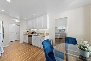 Dining - Spacious 3-bedroom apartment with AC in charming Marina del Rey (Marina del Rey)