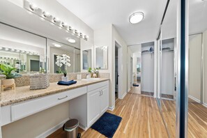 Hair dryer, towels, soap, toilet paper - Spacious 3-bedroom apartment with AC in charming Marina del Rey (Marina del Rey)