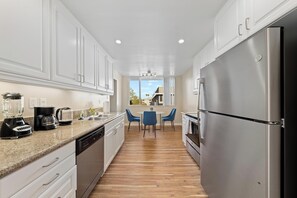 Private kitchen - Spacious 3-bedroom apartment with AC in charming Marina del Rey (Marina del Rey)