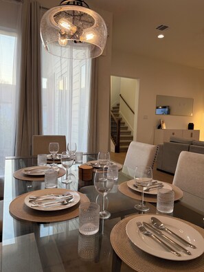 Dining - New Modern Luxe Townhome Near Downtown, Alamodome/Pearl/LAFB (San Antonio)