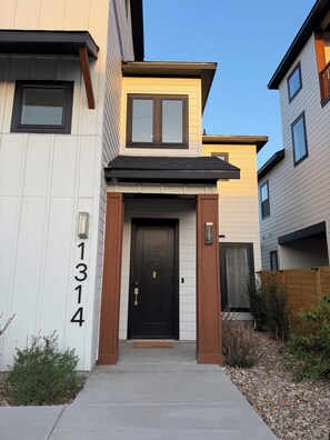 Exterior detail - New Modern Luxe Townhome Near Downtown, Alamodome/Pearl/LAFB (San Antonio)