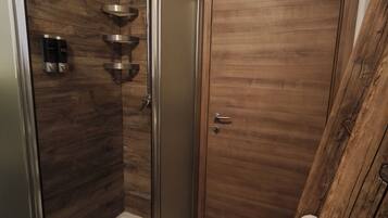Dusche, Haartrockner, Bidet, Handtücher