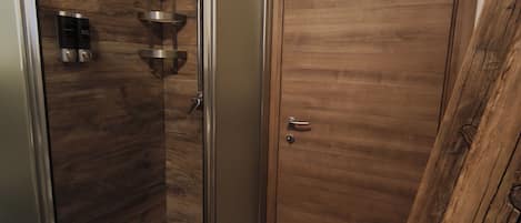 Douche, séchoir à cheveux, bidet, serviettes fournies