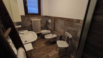 Dusche, Haartrockner, Bidet, Handtücher