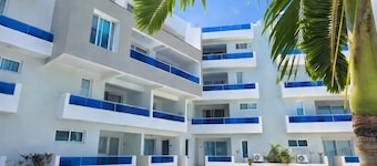 Corner Unit w/ Open View * Near Beach, tours& town