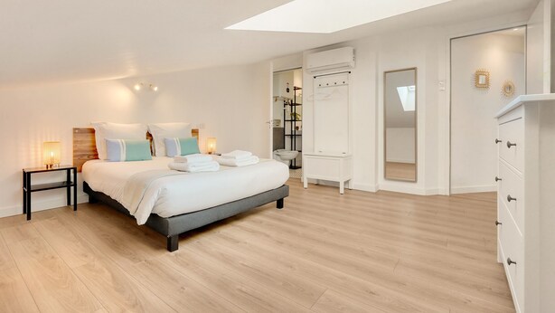 A modern bedroom with a bed, bedside tables, a wardrobe, and a large mirror. - Prisma - Climatisé, proche gare (Toulouse)