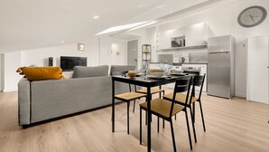 A modern kitchen with a refrigerator, stove, and microwave. - Prisma - Climatisé, proche gare (Toulouse)