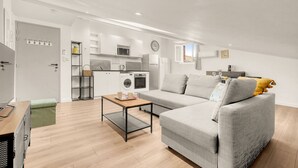 A modern apartment with a living room, kitchenette, and a dining area. - Prisma - Climatisé, proche gare (Toulouse)