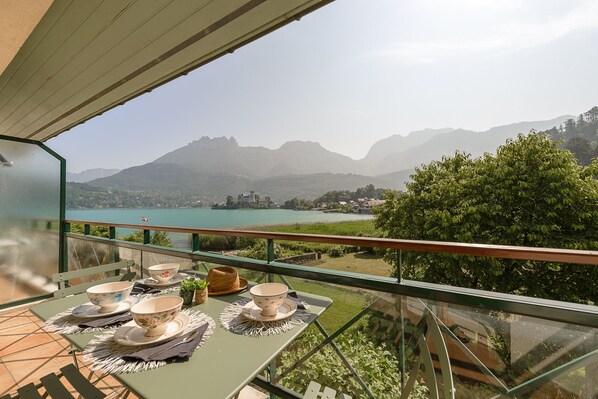 Outdoor dining - Les Roseaux du Lac 206 – Duplex familial avec vue imprenable sur le lac (Duingt)