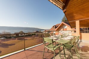 Outdoor dining - Le Duplex Plage - 2 ch, terrasse vue lac (Veyrier-du-Lac)