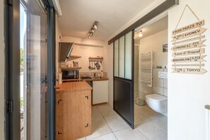 Fridge, microwave, coffee/tea maker, cookware/dishes/utensils - Studio Sunrise - Vue sur le Lac d'Annecy (Veyrier-du-Lac)