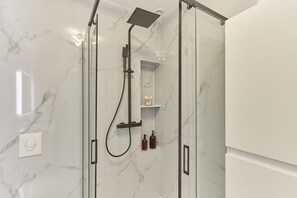 Kostenlose Toilettenartikel, Haartrockner, Handtücher
